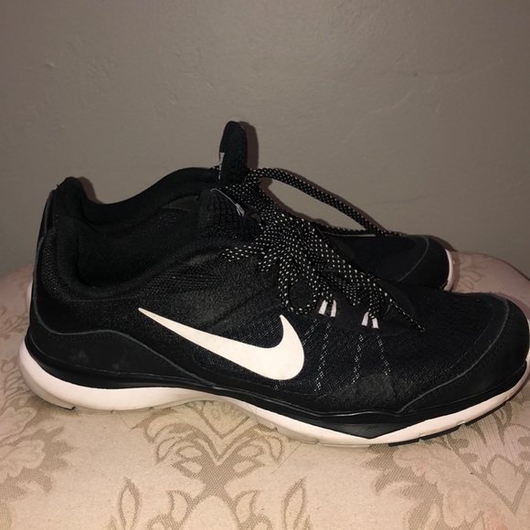 black nike shoes - Picture 2 of 5